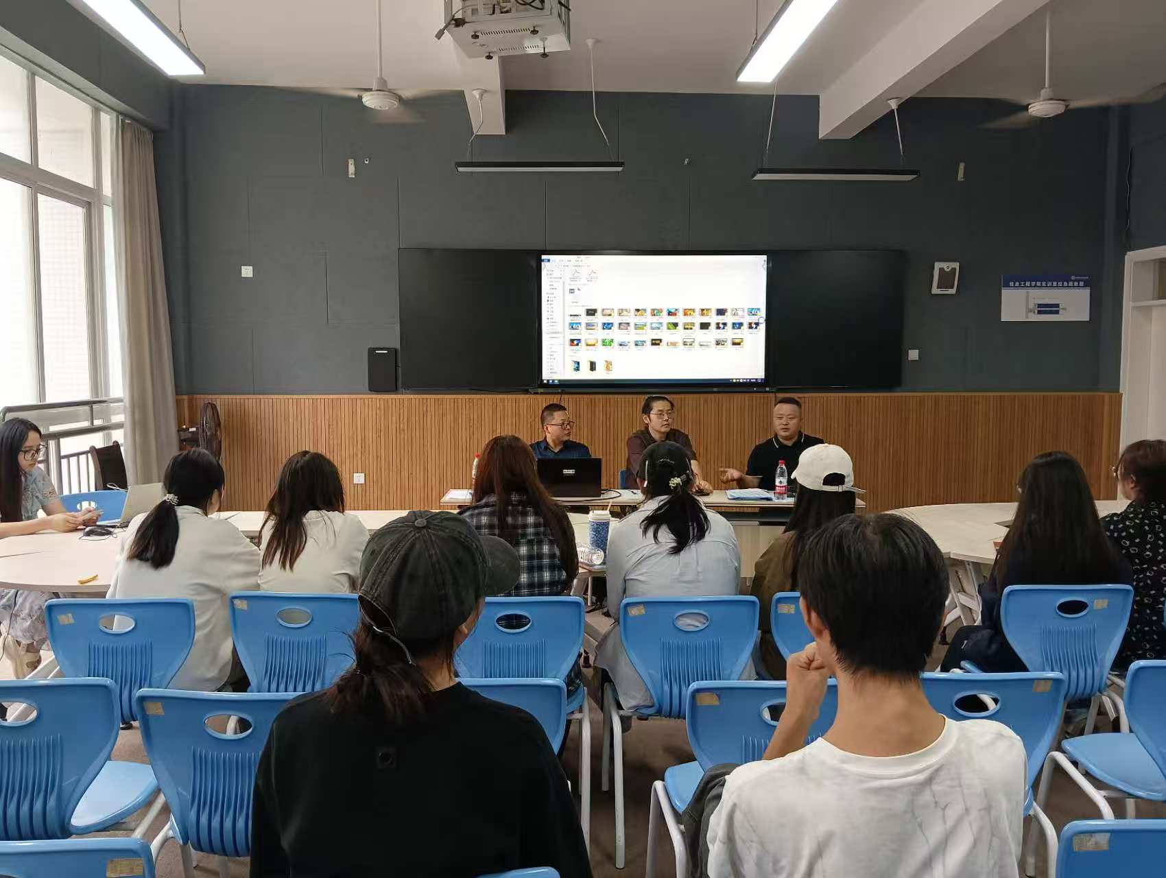 与学生交流.jpg